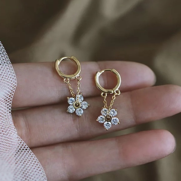 Jewelry - 🌼Insta gold plated flower hoop earrings